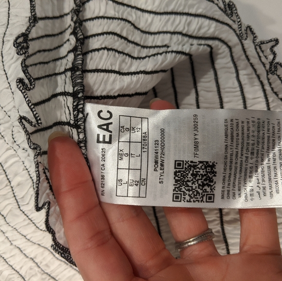 Guess Poppy Smocked Adjustable Halter Top Large - Picture 7 of 7